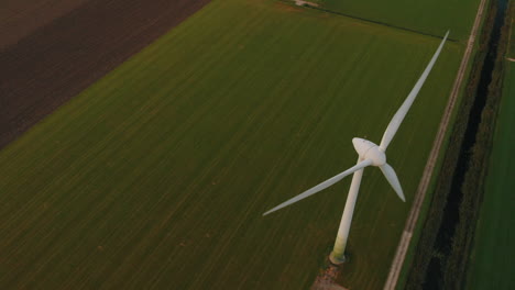 Turbina-Eólica-En-Los-Campos-Agrícolas-Que-Generan-Energía-En-Los-Países-Bajos,-Europa