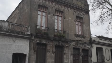 Facade-of-old-house-in-Palermo-neighborhood,-Montevideo