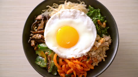 Bibimbap,-Koreanischer-Würziger-Salat-Mit-Reisschüssel---Traditionell-Koreanischer-Essensstil