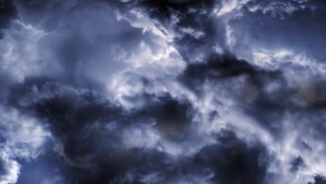 Nubes-Oscuras-Moviéndose-En-El-Cielo-Azul