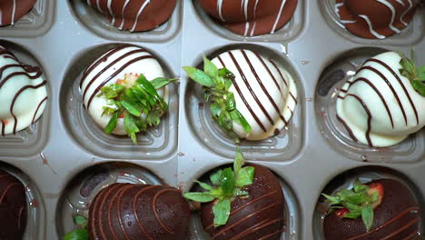 Draufsicht-Auf-Frisch-Zubereitete,-Mit-Schokolade-überzogene-Erdbeeren
