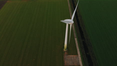 Close-up-View-Of-A-Wind-Turbine-Generating-Clean-Energy-On-The-Lush-Green-Field-In-Amsterdam,-Netherlands,-Europe