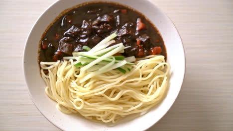 Jajangmyeon-Oder-Jjajangmyeon-Ist-Eine-Koreanische-Nudel-Mit-Schwarzer-Soße---Koreanischer-Essensstil