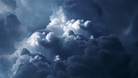 Kumuluswolken-Am-Himmel-Mit-Aufblitzenden-Gewittern-Darin