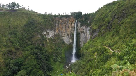La-Alta-Y-Majestuosa-Cascada-Sipiso-Piso-En-El-Norte-De-Sumatra,-Indonesia
