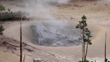 Tiro-Largo-Del-Volcán-De-Lodo-En-El-Parque-Nacional-De-Yellowstone