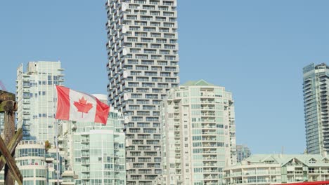 Bandera-Canadiense-Con-El-Paisaje-Urbano-De-Vancouver-Detrás