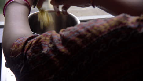 Kraut-In-Teepfanne-Von-Indischen-Frauen