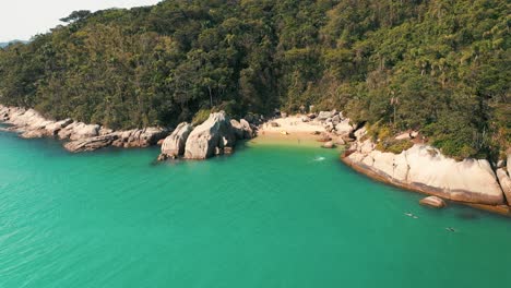 Sonniger-Brasilianischer-Geheimer-Paradiesstrand-Vogelperspektive-Gelegen-In-Santa-Catarina,-Brasilien