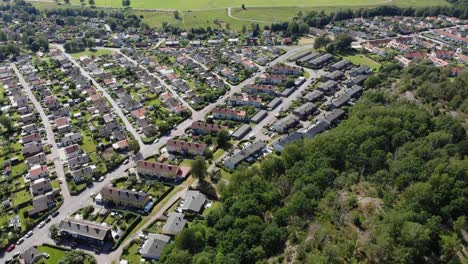 Aerial-view-of-rows-of-neatly-ordered-houses-in-green-suburban-area