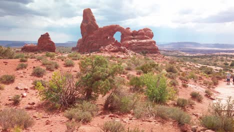 Wide-tilting-up-shot-of-Turret-Arch-in-Arches-National-Park,-Utah