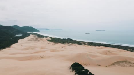 Luftaufnahme-Von-Garopaba-Beach-Sanddünen-In-Santa-Catarina,-Brasilien