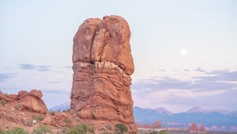 Zeitraffer-Von-Sonnenuntergang-Und-Mondlicht-über-Balanciertem-Felsformationsbogen-nationalpark,-Utah-Usa,-Blauem-Himmel-Und-Aufgehendem-Mond
