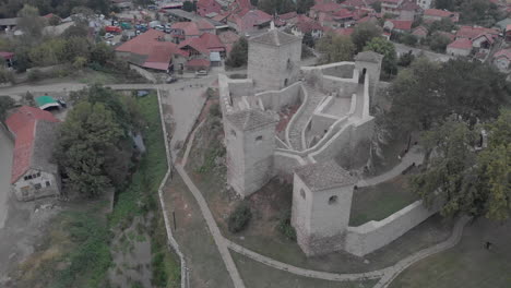 Castillo-Hermoso-Y-Reconstruido-Cerca-De-La-Ciudad