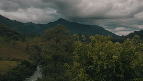 Lapso-De-Tiempo-De-Formación-De-Lluvia-De-Nubes-En-La-Selva-De-Guatemala,-Lanquin