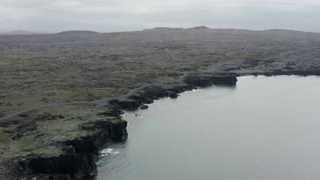 Antena-De-Oscuros-Acantilados-Volcánicos-En-La-Costa-De-La-Península-De-Snæfellsnes-En-Islandia