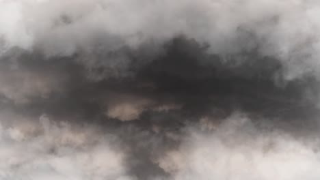 Weißer-Wolkenvordergrund,-Dunkle-Wolke-Mit-Gewitter
