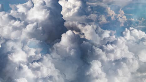 Sicht-Rücken-Dicke-Kumuluswolken-Am-Klaren-Blauen-Himmel-Näher