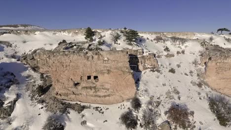 Cuevas-Talladas-Históricas-En-Una-Colina-Nevada