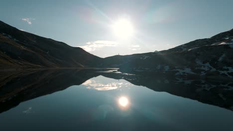 Reflexionen-In-Einem-Bergsee-In-Den-Italienischen-Alpen---Dolomiten