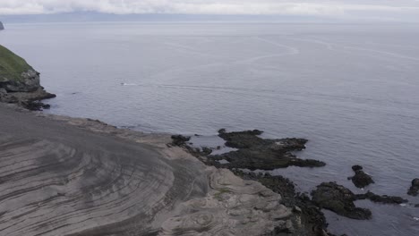 Filmische-Luftaufnahme-Der-Zerklüfteten-Grauen-Basaltküste-Auf-Den-Westmännerinseln-Von-Island