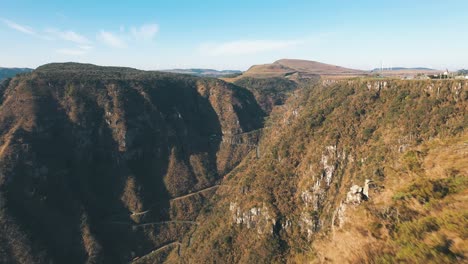 Filmische-Drone-Zur-Aufnahme-Der-Serra-Do-Rio-Do-Rastro-Road-Und-Der-Berge-Von-Santa-Catarina