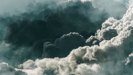 Sicht-Weiße-Wolken-Und-Gewitter-In-Dunklen-Wolken