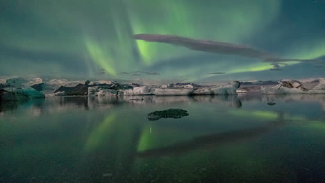 Aurora-Boreal-Sobre-La-Laguna-Del-Glaciar-Jokusarlon---Aurora-Boreal---Sur-De-Islandia---Lapso-De-Tiempo