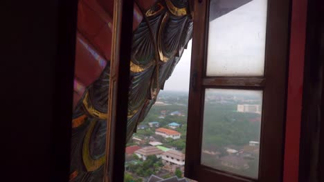 Dentro-De-Un-Edificio-De-Estilo-Chino-Con-Un-Enorme-Dragón-Enroscado-Alrededor-Y-Protegiendo-El-Templo-Wat-Samphran-En-Tailandia