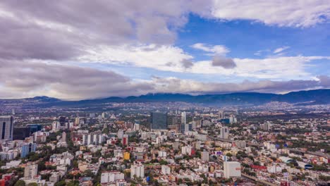 Fliegen-über-Mixcoac-In-Mexiko-stadt-Mit-Wolken,-Die-über-Ajusco-berge-Rollen