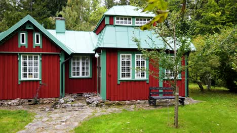 Snow-White-house,-famous-cottage-amidst-a-beautiful-dense-green-forest-on-a-dazzling-day