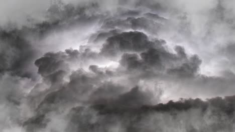 Sichtweise-Rückten-Die-Dunkelgrauen-Luftwolken-Mit-Gewitter-Näher