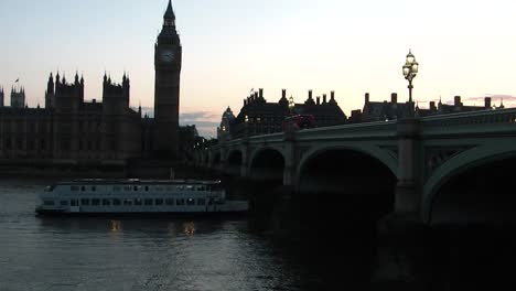 Segeln-Auf-Der-Themse-In-Der-Nähe-Des-House-Of-Parliament-Und-Big-Ben-Bei-Sonnenuntergang