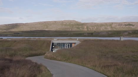 Flug-über-Die-Eingangslobby-Nach-Vok,-Um-Unglaubliche-Geothermische-Spa-Bäder-Zu-Enthüllen,-Die-Im-See-Urriðavatn,-Island,-Schwimmen,-Drohnen-Luftüberführung