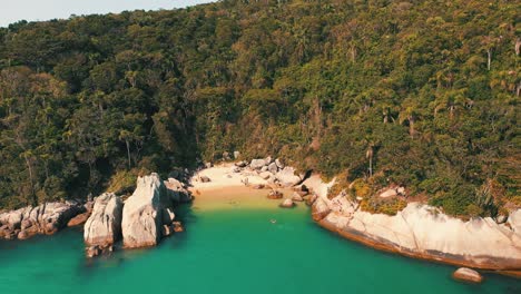 Luftaufnahme-Nähert-Sich-Einem-Brasilianischen-Geheimen-Paradiesstrand-Mit-Türkisfarbenem-Wasser-In-Bombinhas,-Santa-Catarina,-Brasilien