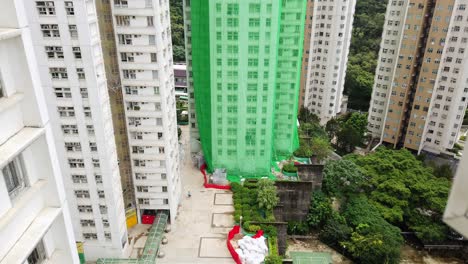 Traditionelles-Bambusgerüst,-Das-Ein-Neues-Wolkenkratzer-Wohngebäude-In-Der-Innenstadt-Von-Hongkong-Bedeckt