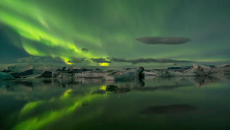 Hermosa-Aurora-Boreal-De-Alta-Actividad-En-La-Laguna-Del-Glaciar-Jokusarlon---Aurora-Borealis---Sur-De-Islandia---Lapso-De-Tiempo