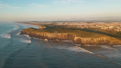 Panoramablick-Auf-Die-Klippen-Am-Atlantik-Bei-Sonnenaufgang,-Guarita-Park,-Brasilianische-Naturschutzgebiet,-Rio-Grande-Do-Sul,-Stadt-Torres
