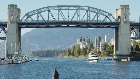 Puente-De-Vancouver-Timelapse-Con-Barcos-Pasando-Por-Debajo-De-él
