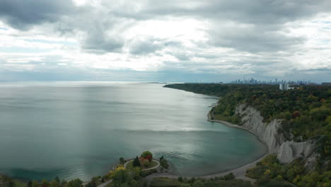 Drone-shot-of-Scarborough-bluffs-with-Toronto-cityscape-in-the-distance
