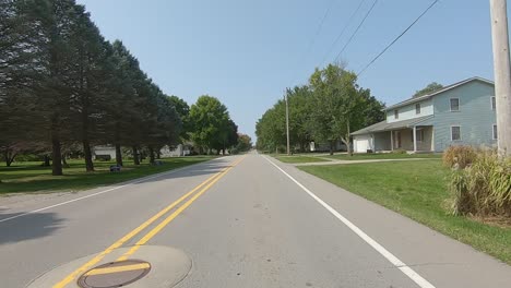 Pov-Conduciendo-Por-Una-Carretera-Rural-A-Través-De-Un-Pequeño-Pueblo-Rural-En-Iowa,-Ee.uu.