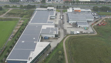 Luftbild-über-Belebtes-Industriegelände-Mit-Sonnenkollektoren-Auf-Dächern