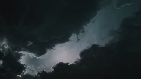 Dunkelgraue-Wolken-Mit-Gewittern-Darin-Zogen-über-Den-Himmel