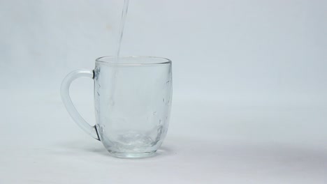 Agua-Mineral-En-Un-Vaso-Mezclado-Con-Tinte-Líquido