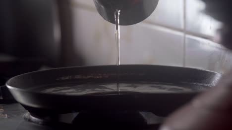 pouring-oil-on-hot-pan