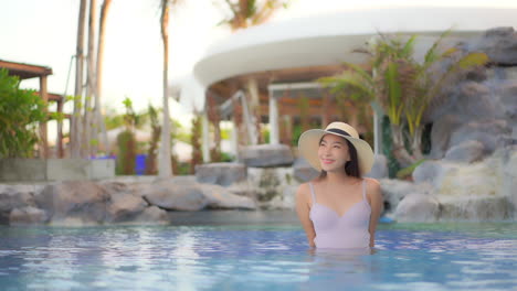 Asiatisches-Modell-Sommerbadeanzug-Blick-Auf-Den-Pool