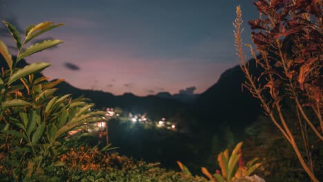 Zeitraffer-Von-Tag-Zu-Nacht-Während-Des-Sonnenuntergangs-In-Der-Atemberaubenden-Natur-Guatemalas---Pflanzen,-Lichter-Und-Wolken