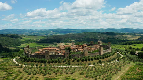 Aerial-view-of-Medieval-Town-of-Monteriggioni-in-Tuscany,-Italy