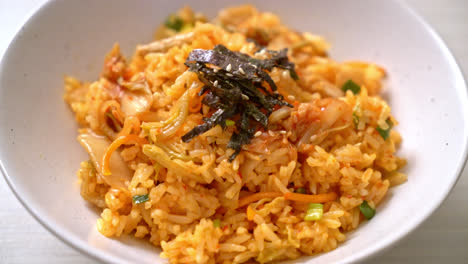 Gebratener-Kimchi-Reis-Mit-Algen-Und-Weißem-Sesam---Koreanischer-Essensstil