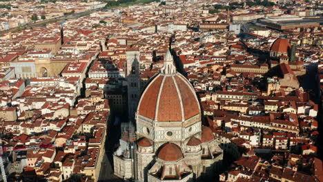 Sunrise-over-Florence-and-Cathedral,-Aerial-tilt-shot